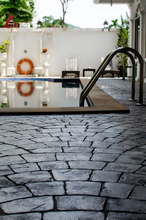 Outdoor pool, sun loungers - Chic Boutique Hotel (Patong)