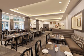 供应早餐、午餐和晚餐