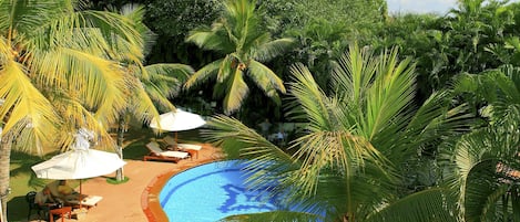 Piscine extérieure, parasols de plage, chaises longues