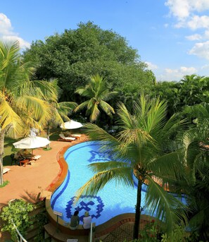 Outdoor pool, pool umbrellas, sun loungers - Sangam Hotel in Thanjavur (Thanjavur)