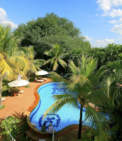 Outdoor pool, pool umbrellas, sun loungers