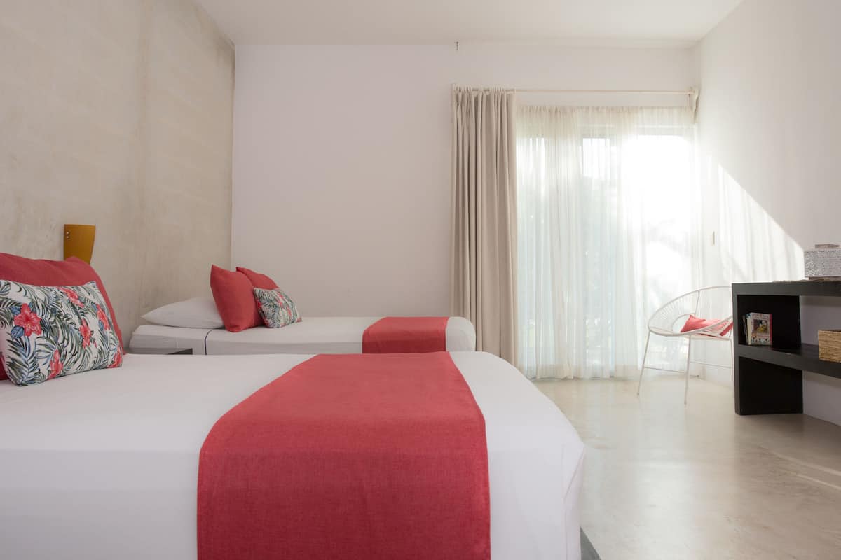 Tweepersoonskamer, 2 tweepersoonsbedden | Lakens van Egyptisch katoen, luxe beddengoed, een kluis op de kamer