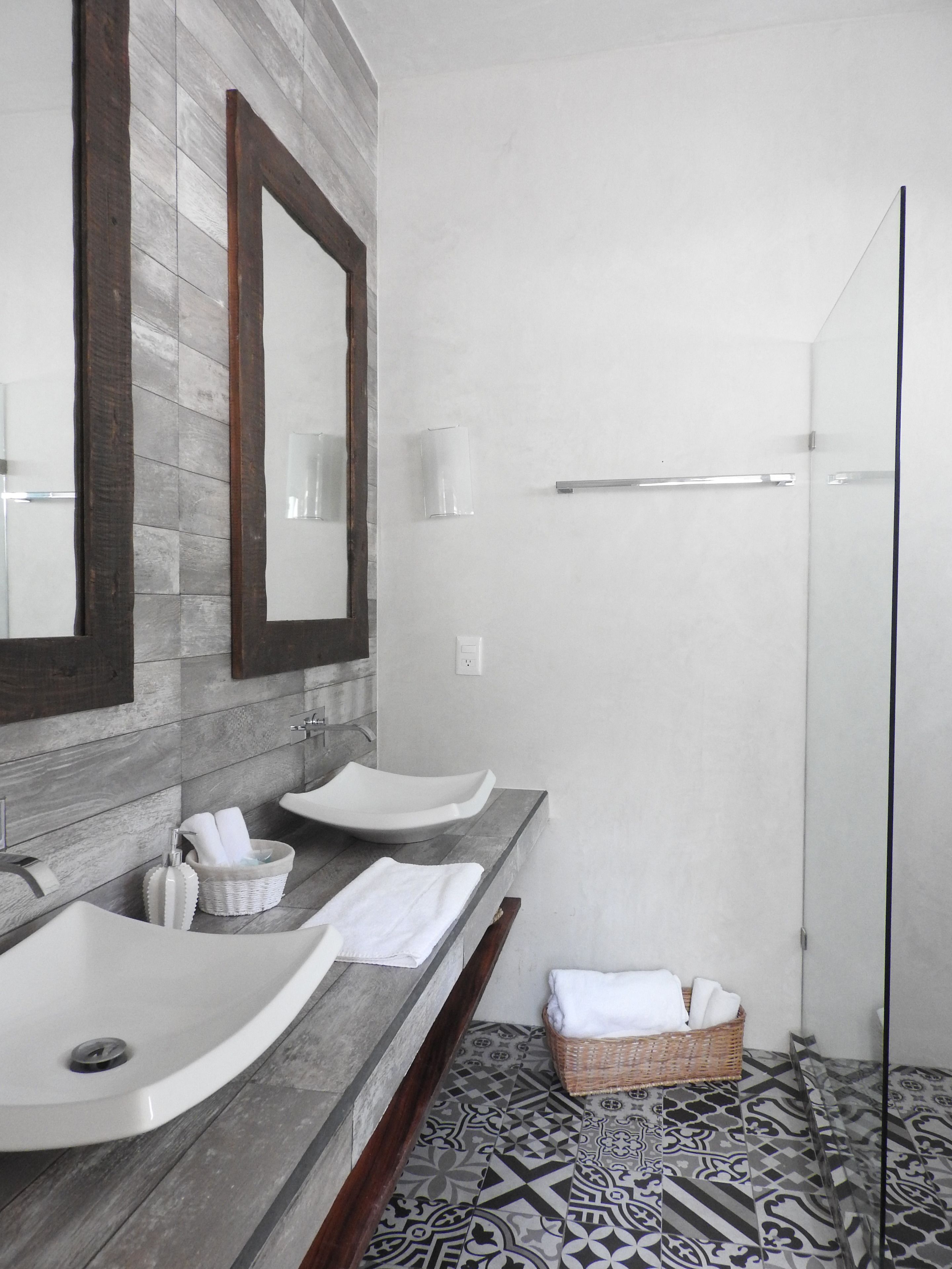 Deluxe Double Room, 2 Queen Beds, Garden View, Ground Floor | Bathroom