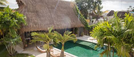 Standard Room, 1 King Bed (Upper floor) | Living area