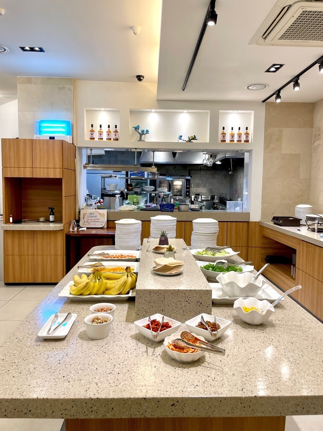 daily buffet breakfast (krw 15000 per person)