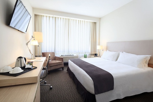 Minibar, coffres-forts dans les chambres, bureau, rideaux occultants