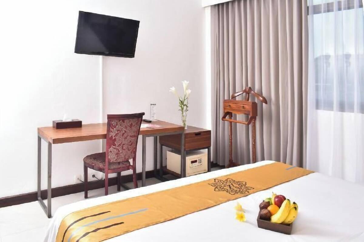 Premium bedding, in-room safe, desk, free WiFi