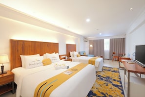 Executive Suite | Premium bedding, in-room safe, desk, free WiFi