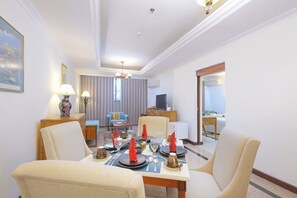 Metro Park View Suite | Premium bedding, in-room safe, desk, free WiFi - Metro Park View Hotel Kota Lama Semarang (Semarang)