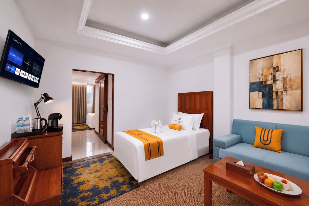 Family Suite | Bathroom | Shower, rainfall showerhead, free toiletries, hair dryer
