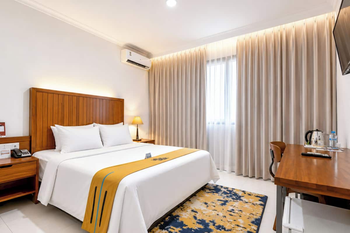 Shower, rainfall showerhead, free toiletries, hair dryer