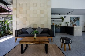 فيلا - غرفة نوم واحدة - بمسبح خاص | منطقة المعيشة | تلفزيون إل سي دي بحجم 32-بوصة يعرض قنوات فضائية، تلفزيون، مشغل دي في دي