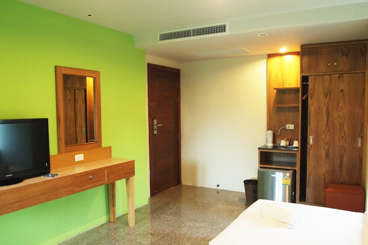 Standard Two Singles | Desk, blackout curtains, free WiFi