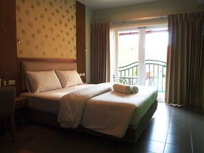 Budget Double Bed room With Pool View | Desk, blackout curtains, free WiFi - Phuket Ecozy Hotel (Wichit)