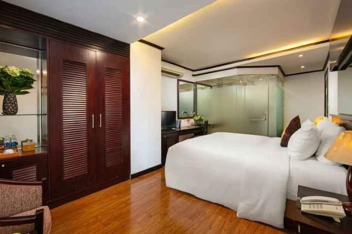 Minibar, in-room safe, desk, laptop workspace