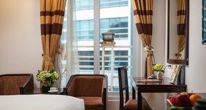 Deluxe dubbelrum - balkong | Minibar, värdeförvaringsskåp på rummet och skrivbord