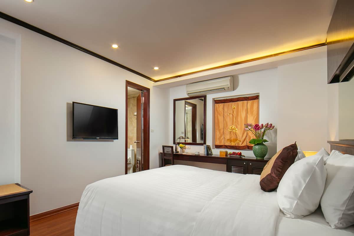 Premier Double or Twin Room | Minibar, in-room safe, desk, laptop workspace