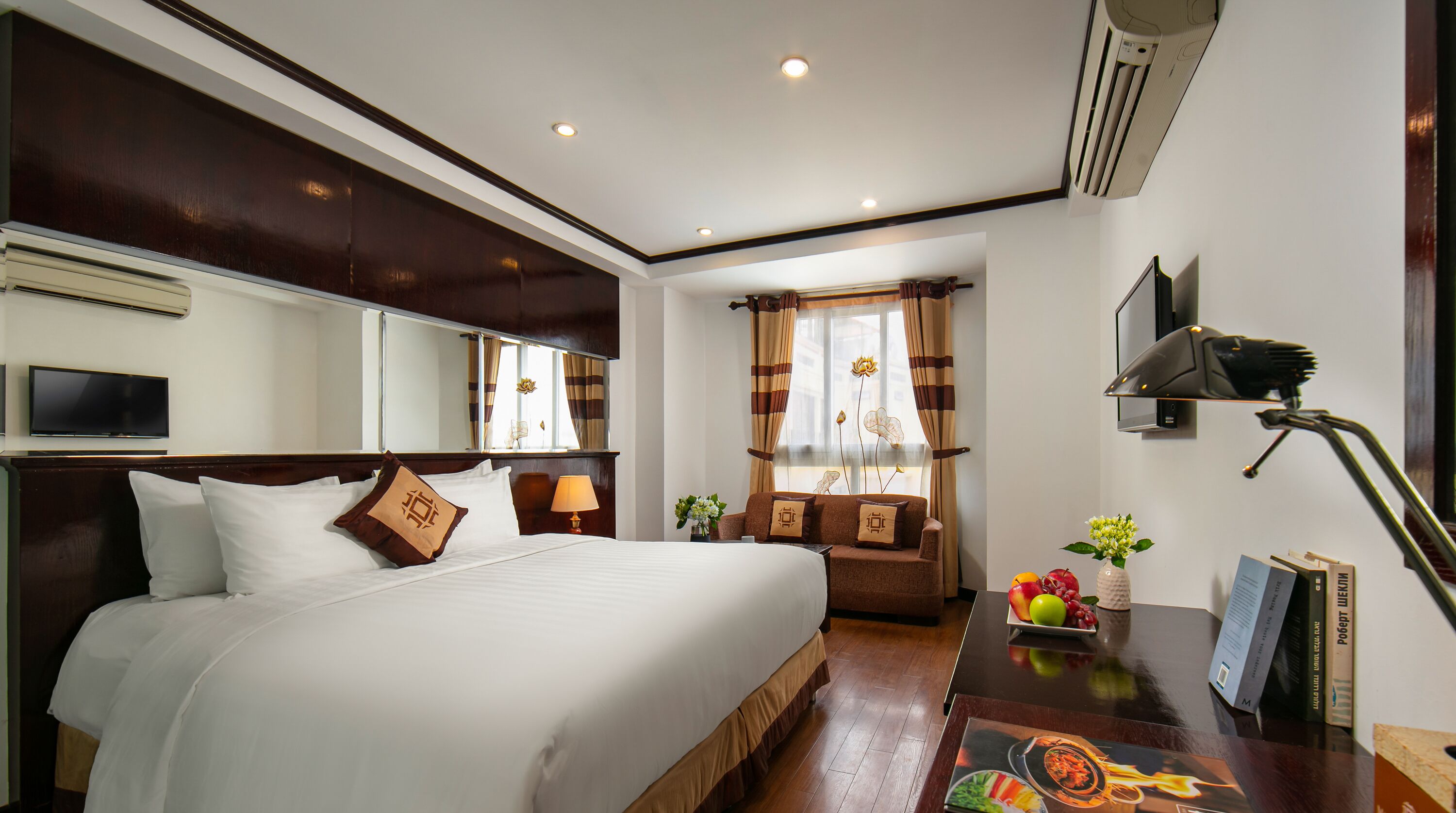 Deluxe Double or Twin Room, City View | Minibar, in-room safe, desk, laptop workspace