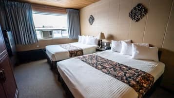 Kamar Klasik, 2 Tempat Tidur Queen | Tirai kedap cahaya, setrika/meja setrika, Wi-Fi gratis, dan seprai linen