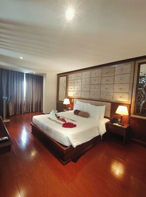 Ropa de cama de alta calidad, cubrecamas y minibar 