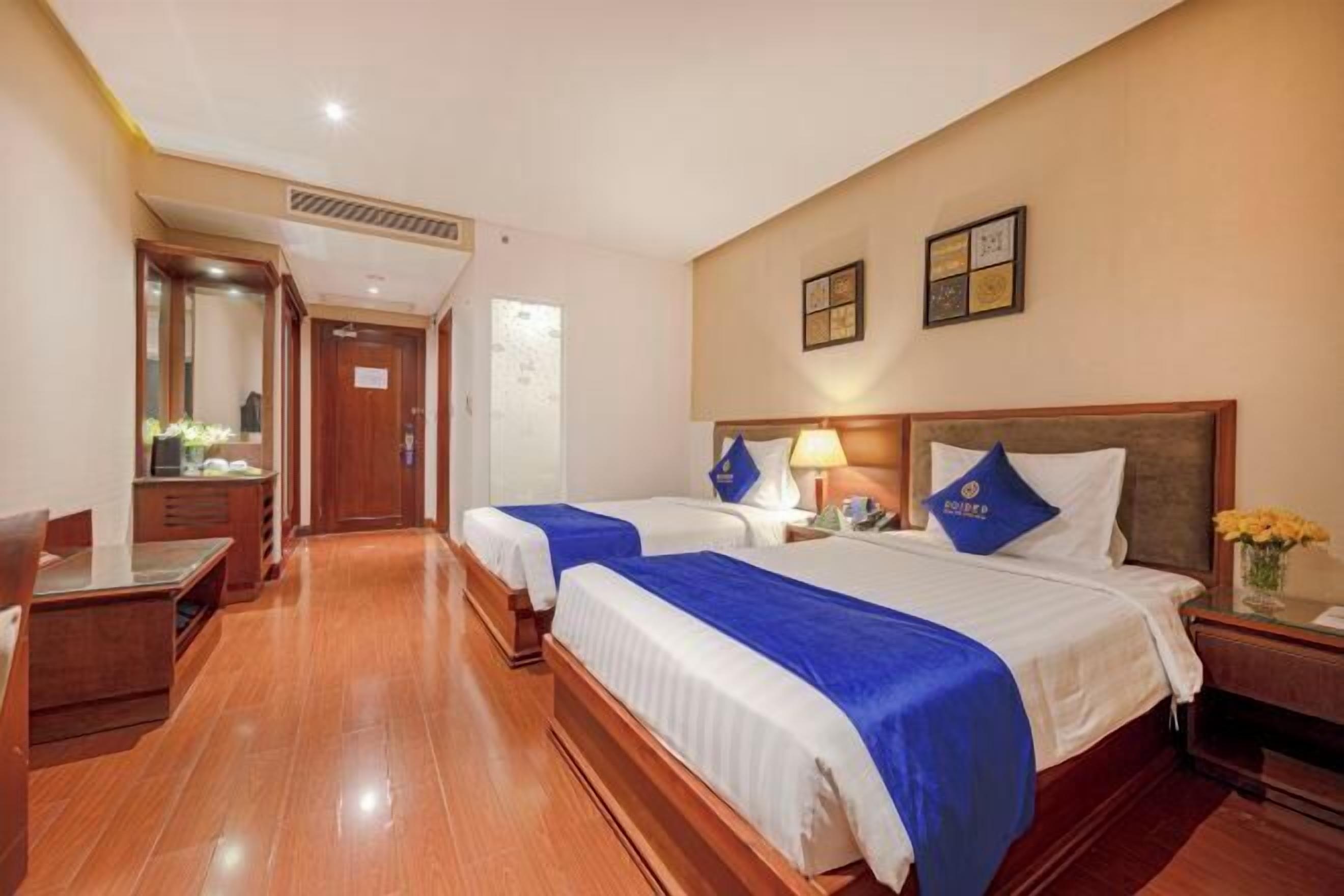 Ropa de cama de alta calidad, edredones de plumas, minibar y caja fuerte