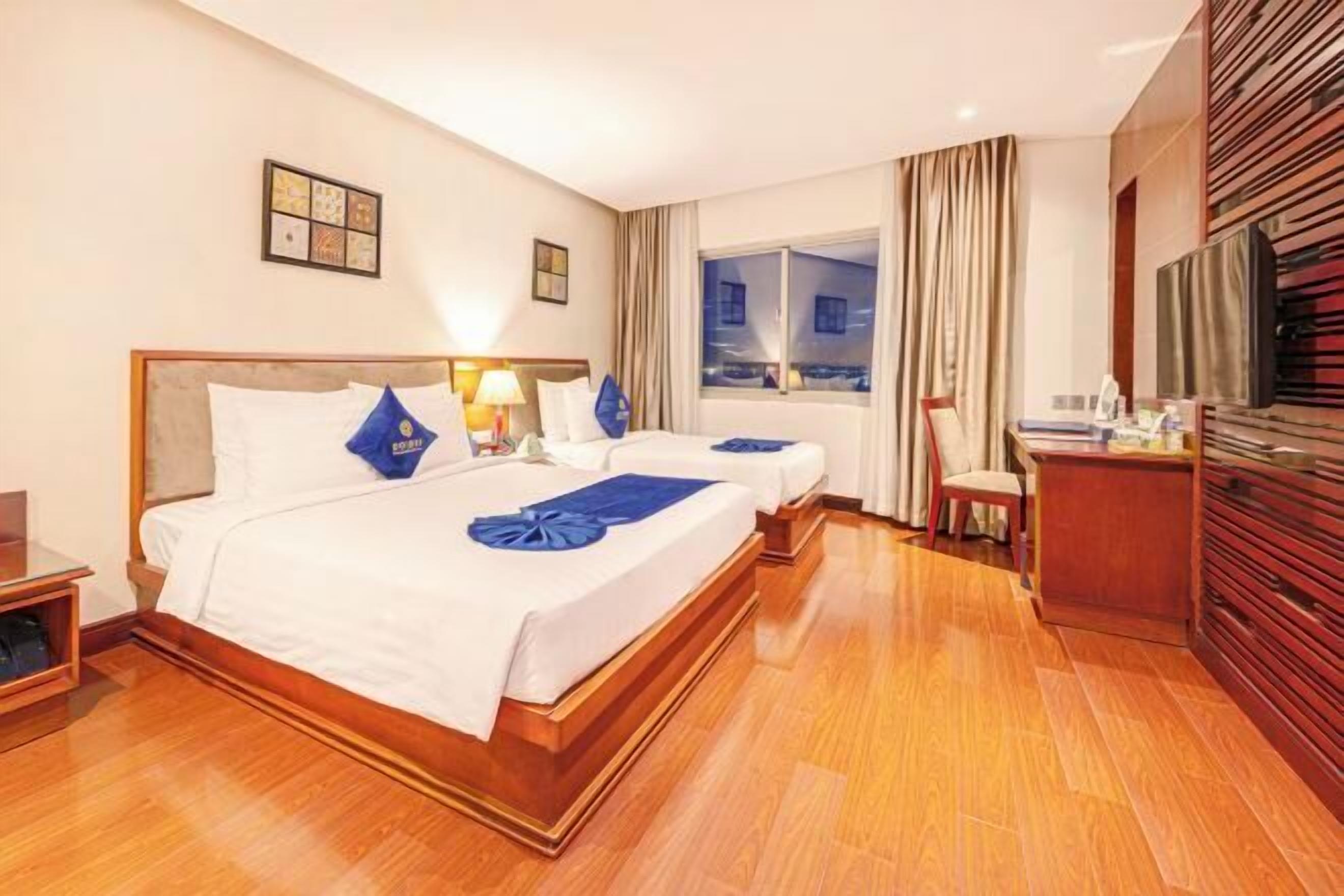 Ropa de cama de alta calidad, edredones de plumas, minibar y caja fuerte