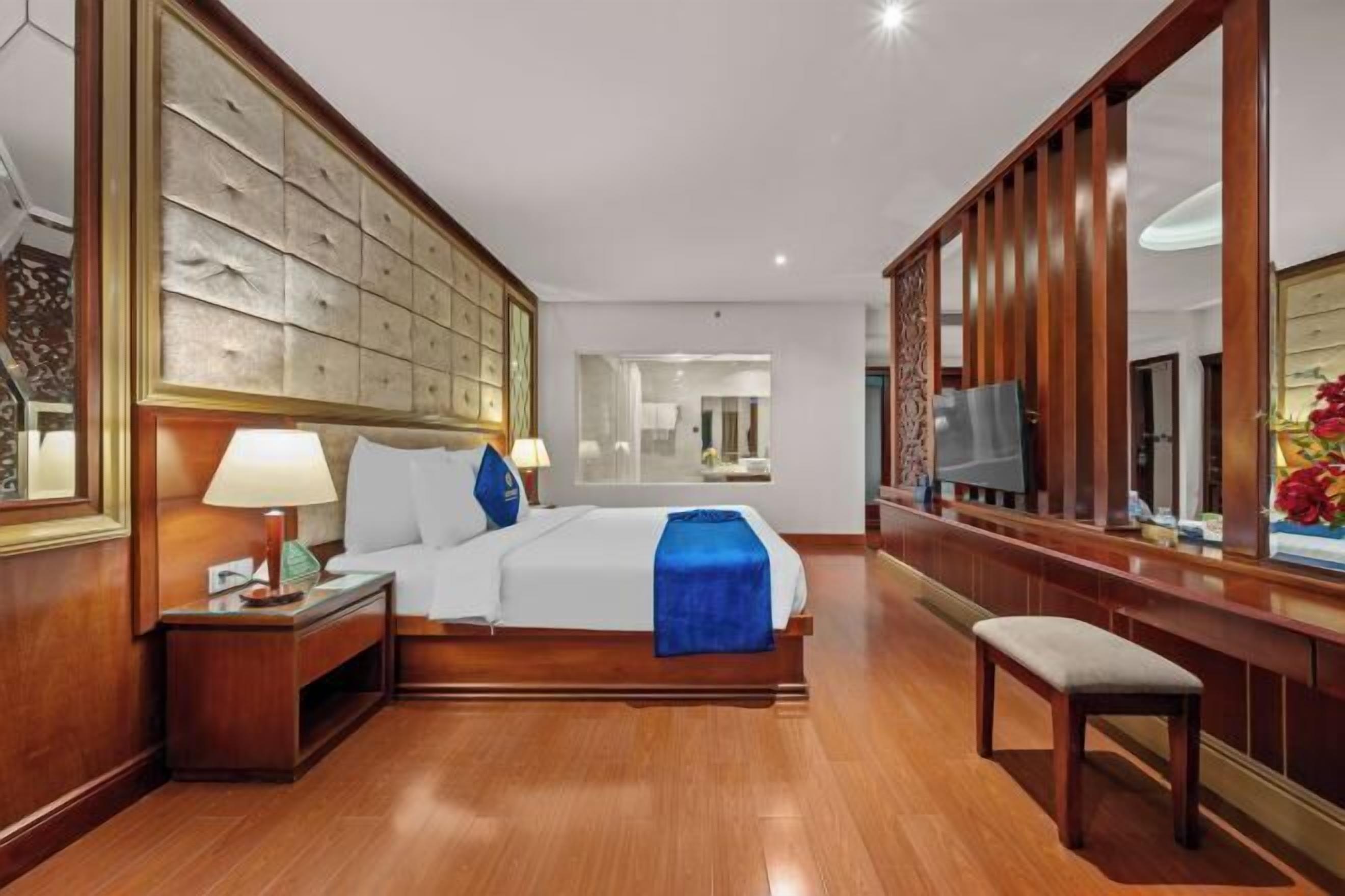 Ropa de cama de alta calidad, edredones de plumas, minibar y caja fuerte