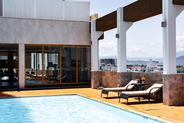 Outdoor pool, pool umbrellas, sun loungers