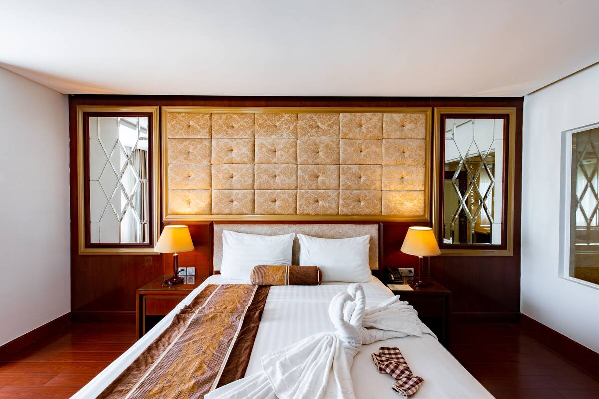 Executive Suite, City View | 1 bedroom, premium bedding, down duvets, minibar