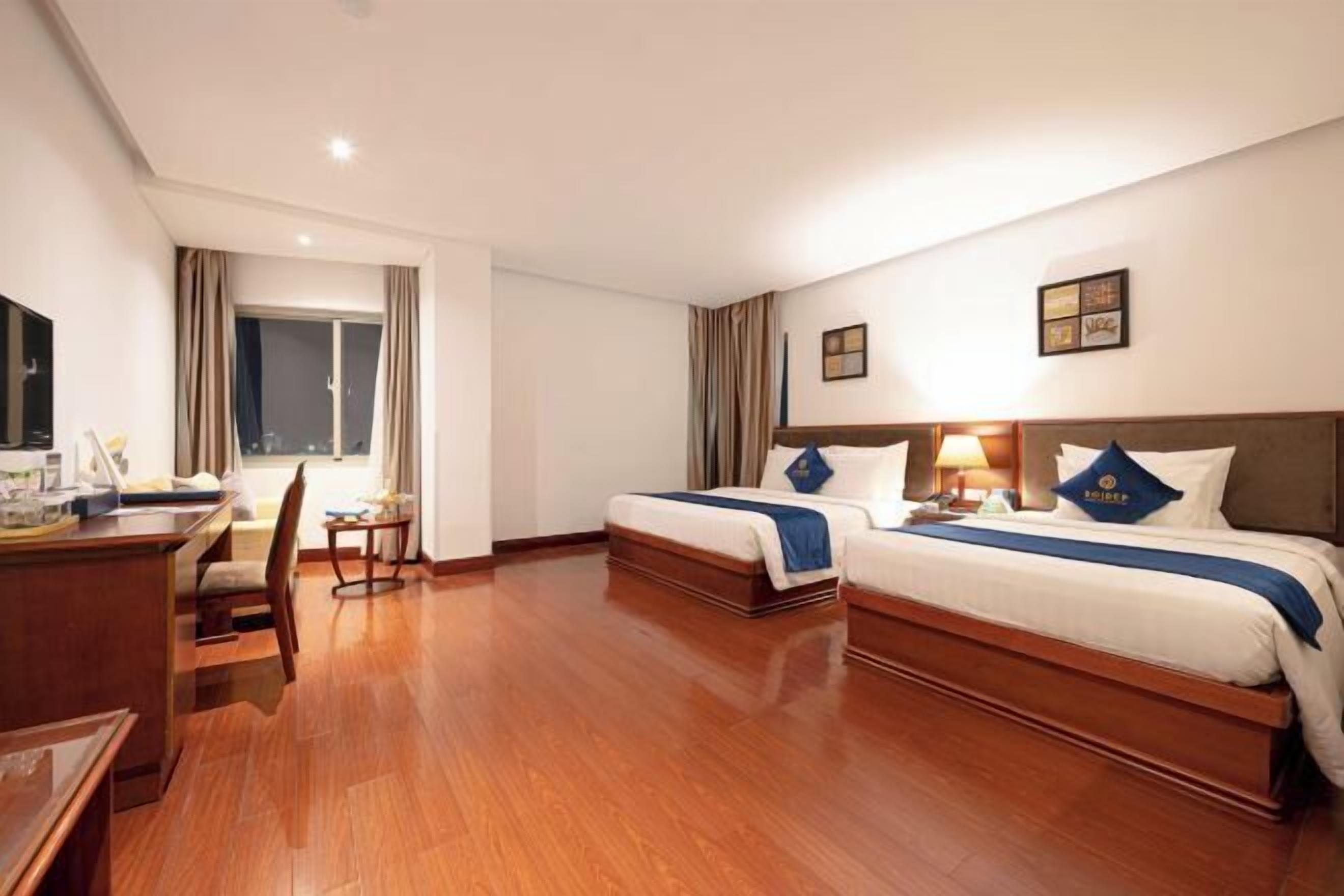 Ropa de cama de alta calidad, edredones de plumas, minibar y caja fuerte