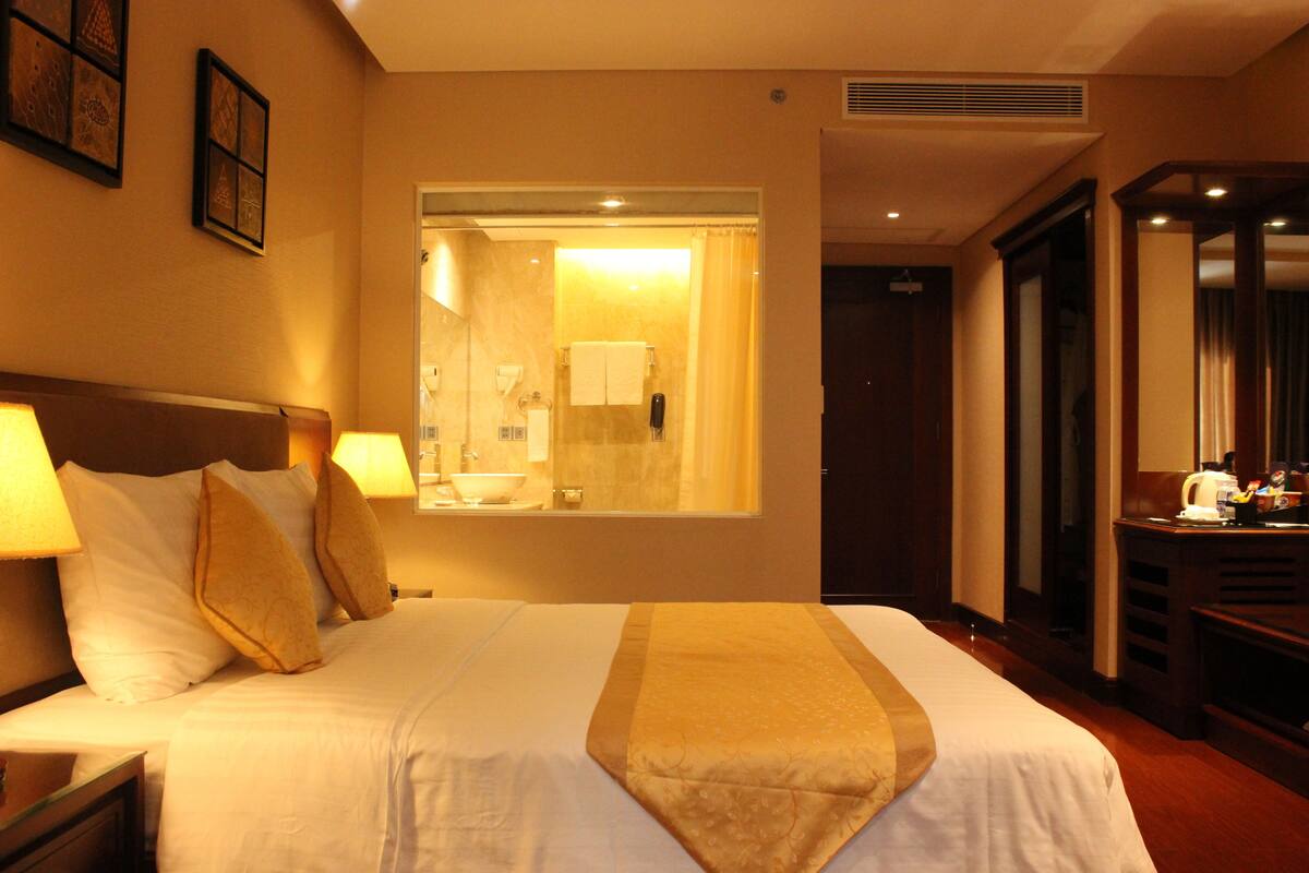 Premium bedding, down duvets, minibar, in-room safe