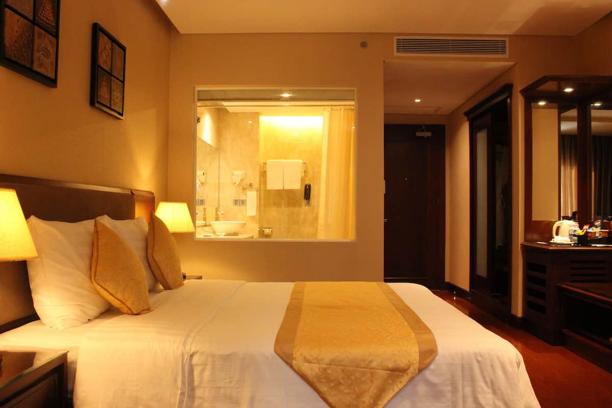 1 bedroom, premium bedding, down comforters, minibar