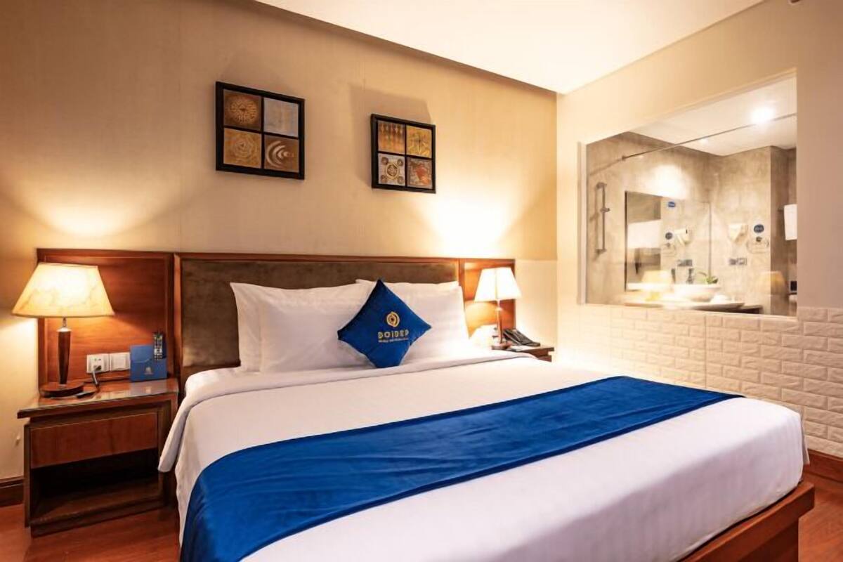 Premium bedding, down duvets, minibar, in-room safe