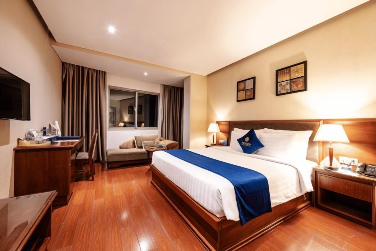 Premium bedding, down comforters, minibar, in-room safe