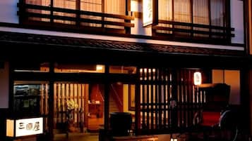 Vista frontal de la propiedad por la tarde o noche