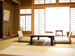 تناول الطعام داخل الغرفة