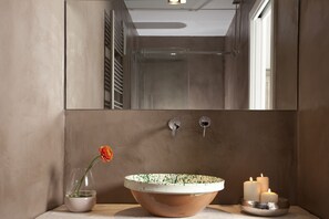 Suite | Bad | Regndusjhode, designertoalettartikler, hårføner og badekåper