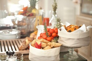 Free daily buffet breakfast