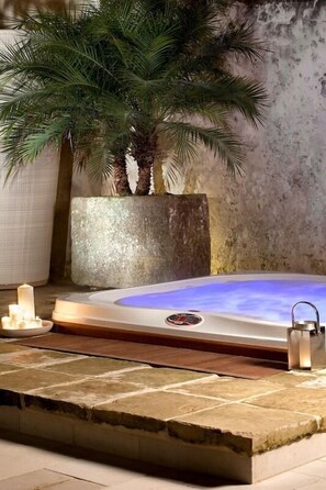 Indoor spa tub