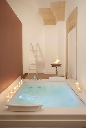 Suite | Private spa tub