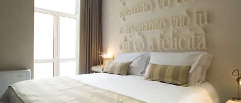 Minibar, caja de seguridad en la habitación y escritorio