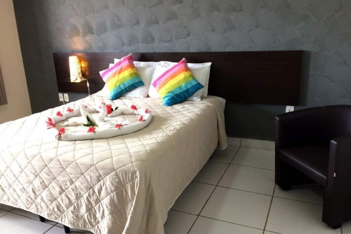 Minibar, free WiFi, bed sheets