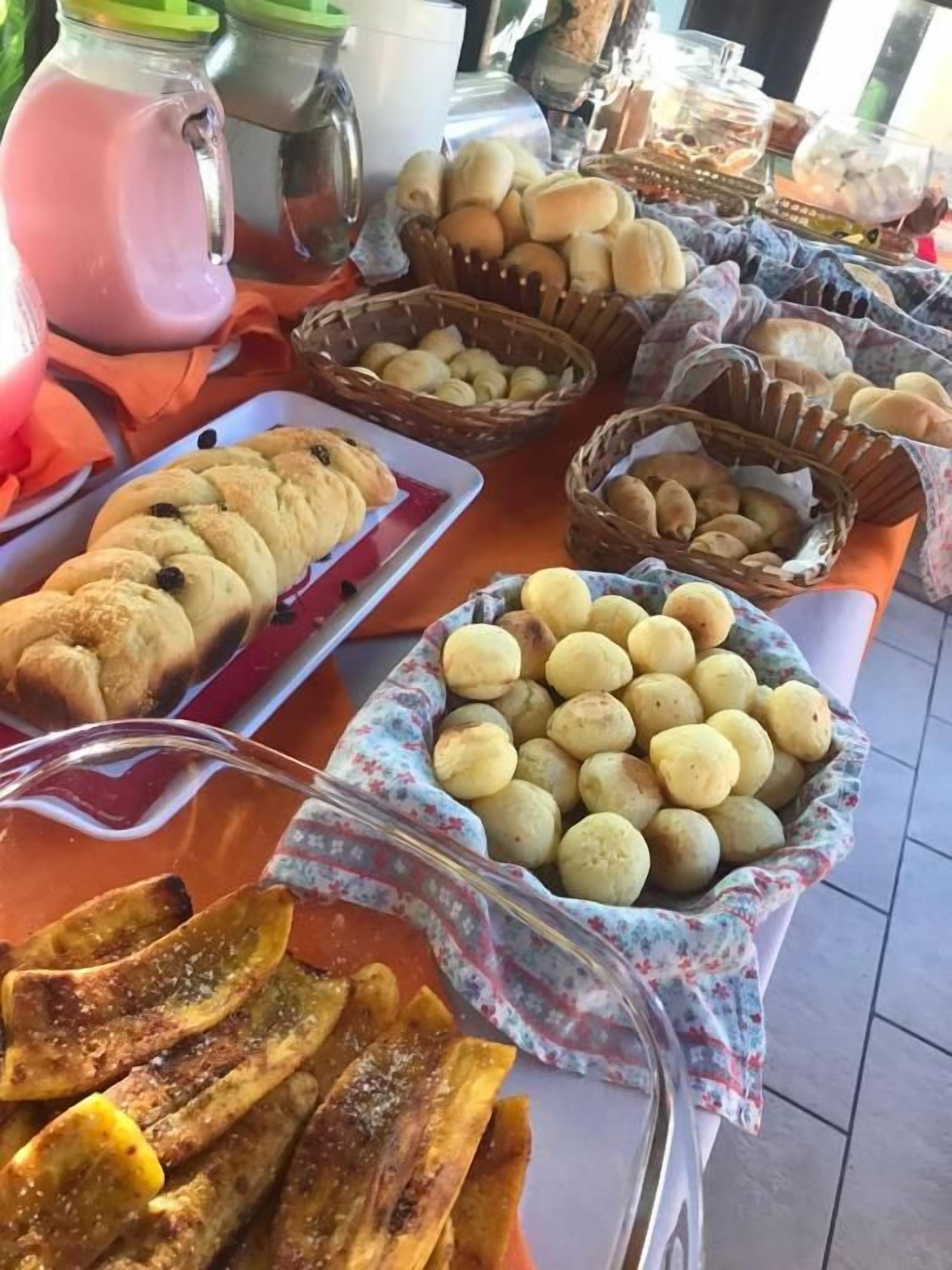 Ett buffébord med olika sorters bakverk, inklusive bröd, bakelser och småbröd.