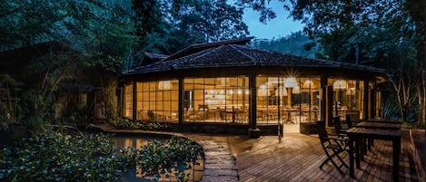 Frokost, lunsj og middag serveres