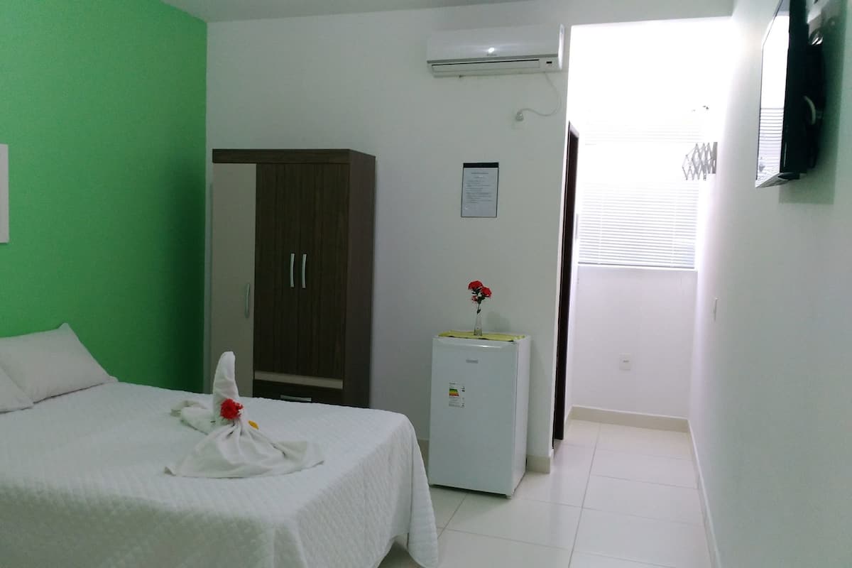 Minibar, caja de seguridad en la habitación, wifi gratis y ropa de cama