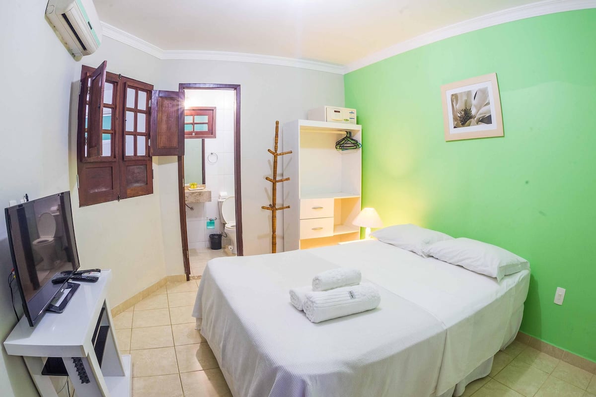 Minibar, caja de seguridad en la habitación, wifi gratis y ropa de cama