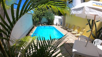 Kolam renang terbuka, payung kolam, kerusi lepak pantai