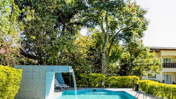 Piscina externa, funciona das 8h30 às 19h30, espreguiçadeiras
