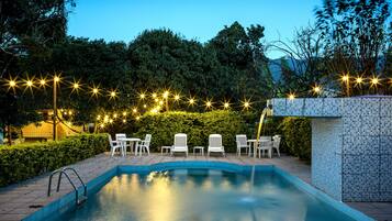 Piscina externa, funciona das 8h30 às 19h30, espreguiçadeiras
