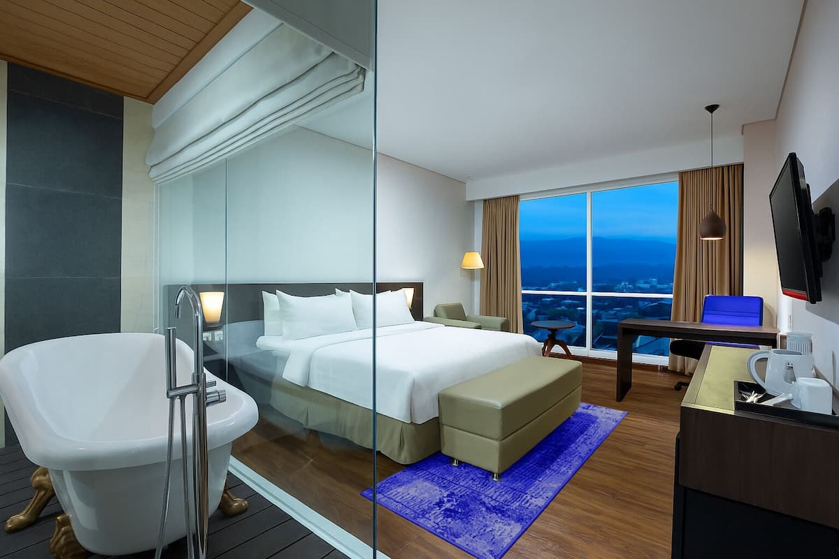 Executive Suite | Minibar, in-room safe, desk, soundproofing